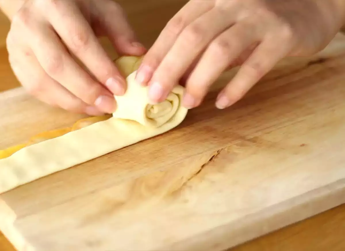 Trin 4: Fold og rul for at forme rosen