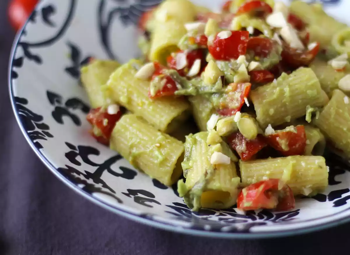 3. Pastasalat med avocadocreme, mandler og cherrytomater