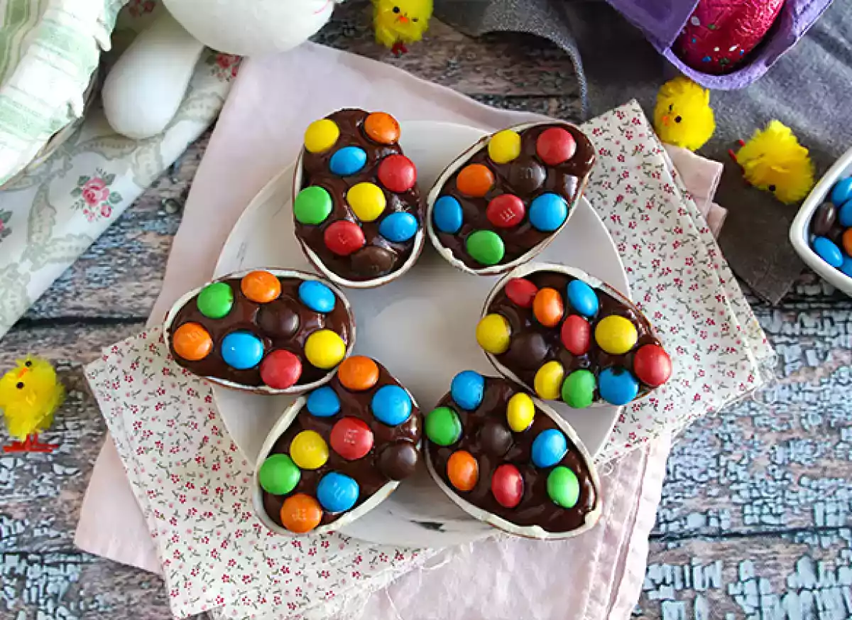 1. Påskeæg fyldt med chokoladecreme og m&m's