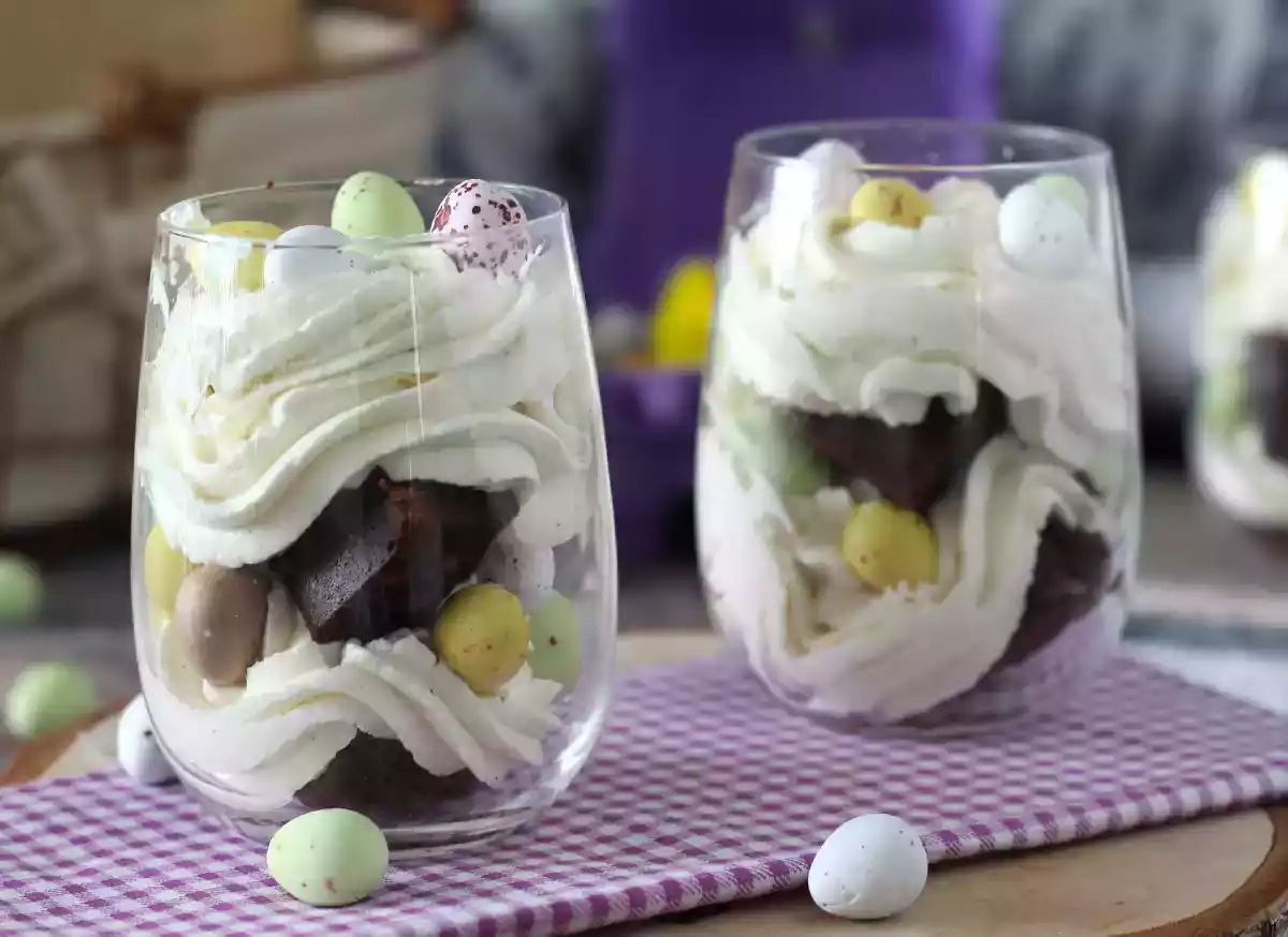 4. Brownie i en kop toppet med mascarponecreme