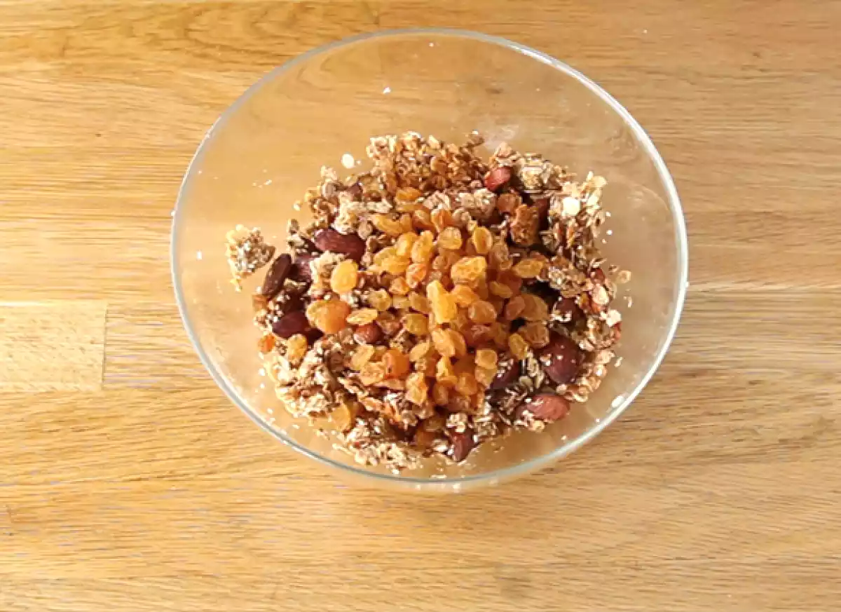 5. Afkøl og tilsæt sultanas