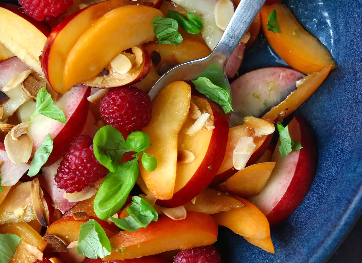 Vores frugtsalat med fersken, abrikos og hindbær