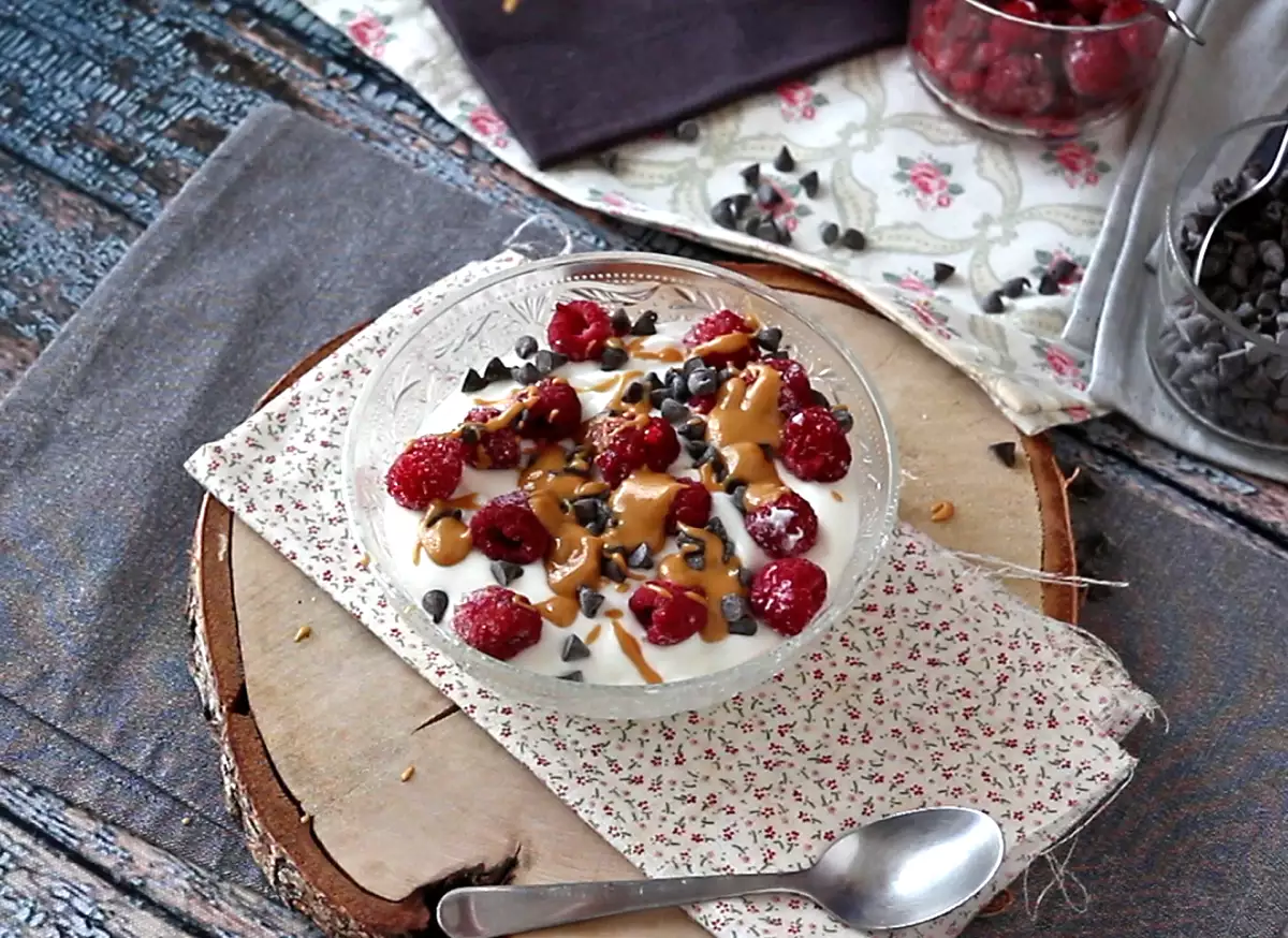 5. Skyr Bowl med røde frugter, peanutbutter og chokolade