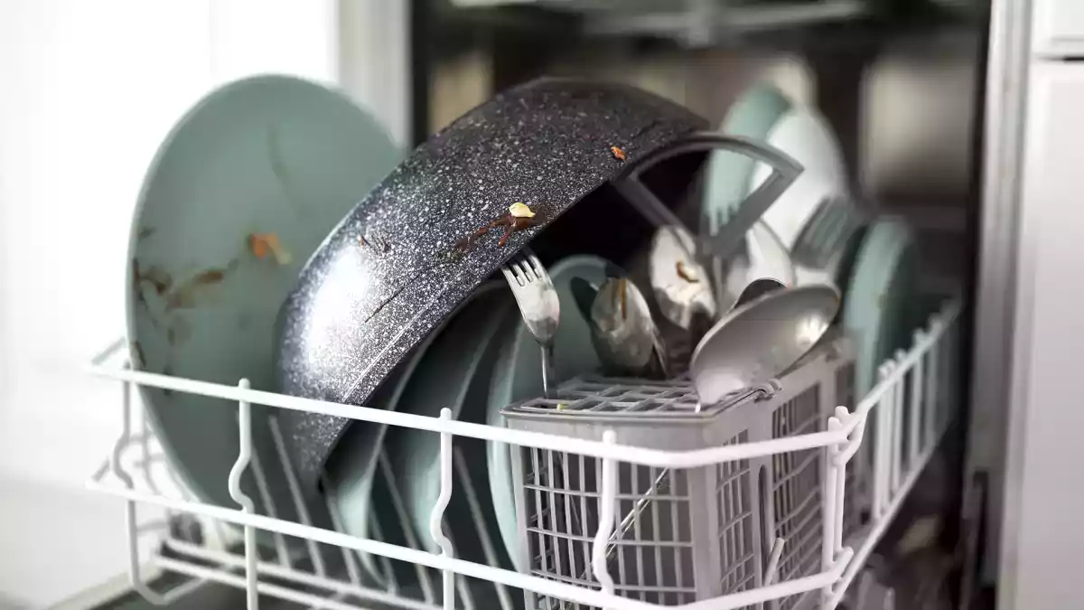 Lær 5 enkle tricks til at holde din opvaskemaskine ren og fedtfri!