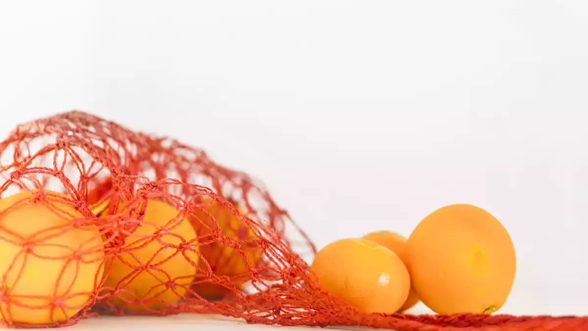 Hemmeligheden bag farvede net på frugt og grønt i supermarkedet