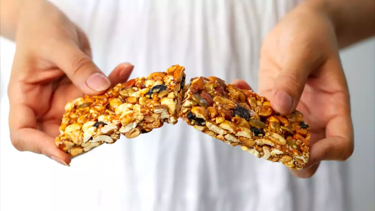 Skal du gå efter proteinbarer? Hvad de virkelig giver (og hvad de skjuler)