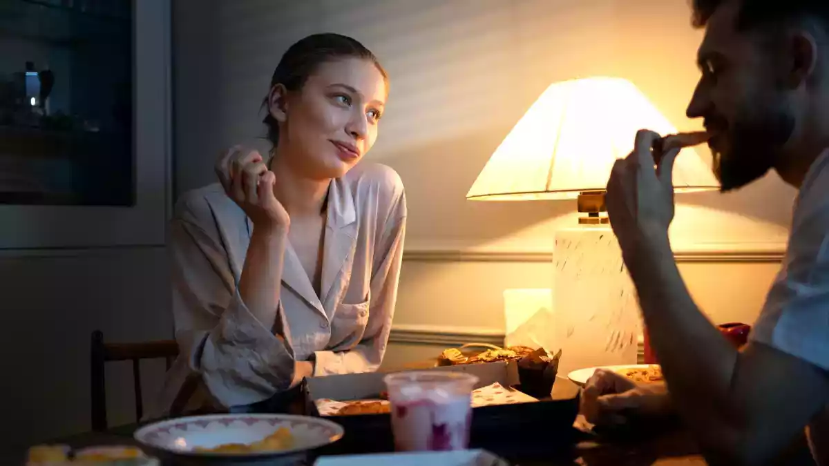Bliver man virkelig tyk af at spise sent om aftenen?