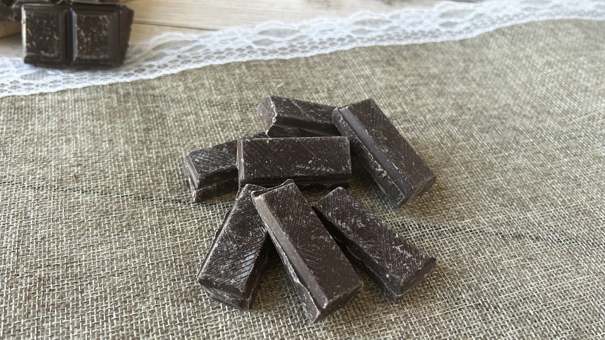 Hvorfor bliver chokolade hvid i køleskabet?