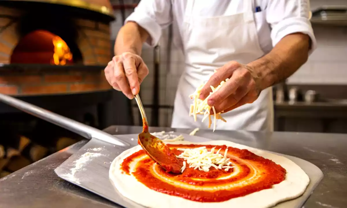 Farvel til traditionel mozzarella? Her kommer vegansk ost på pizza