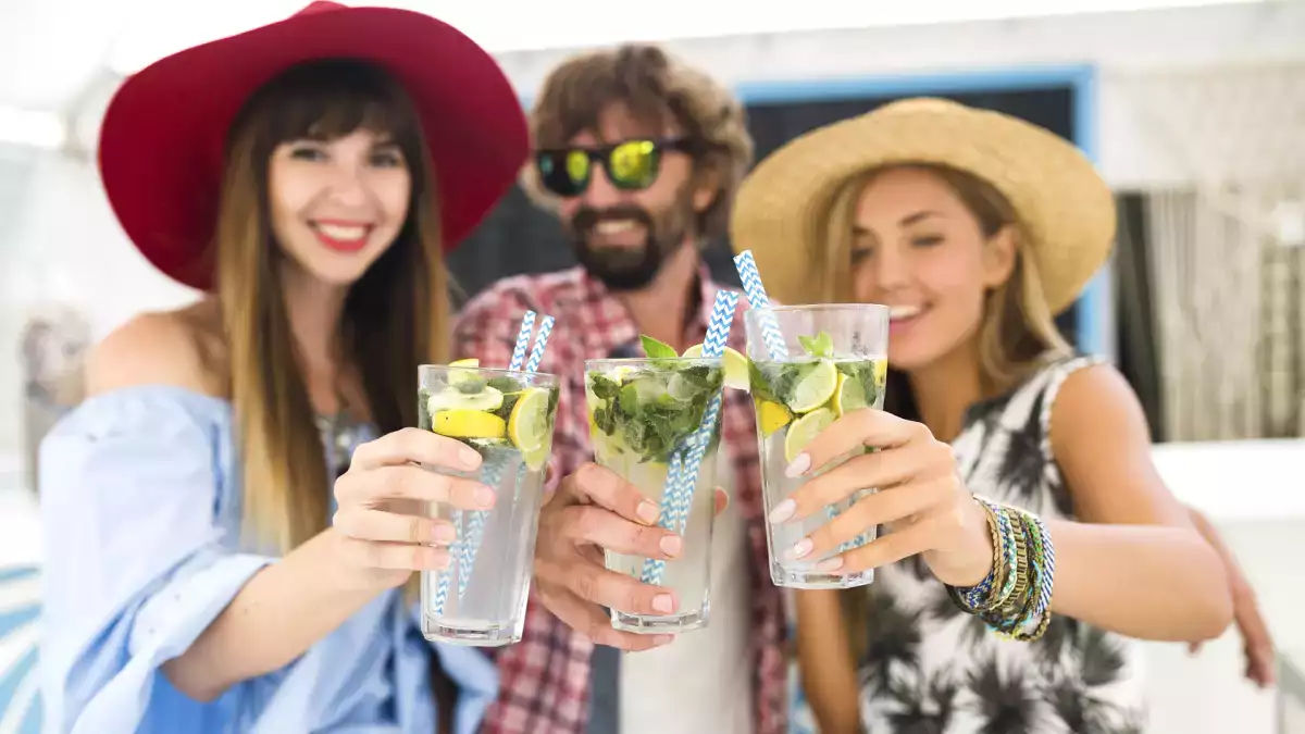 Cocktails rundt om i verden: otte måder at skåle på med en smag af sted