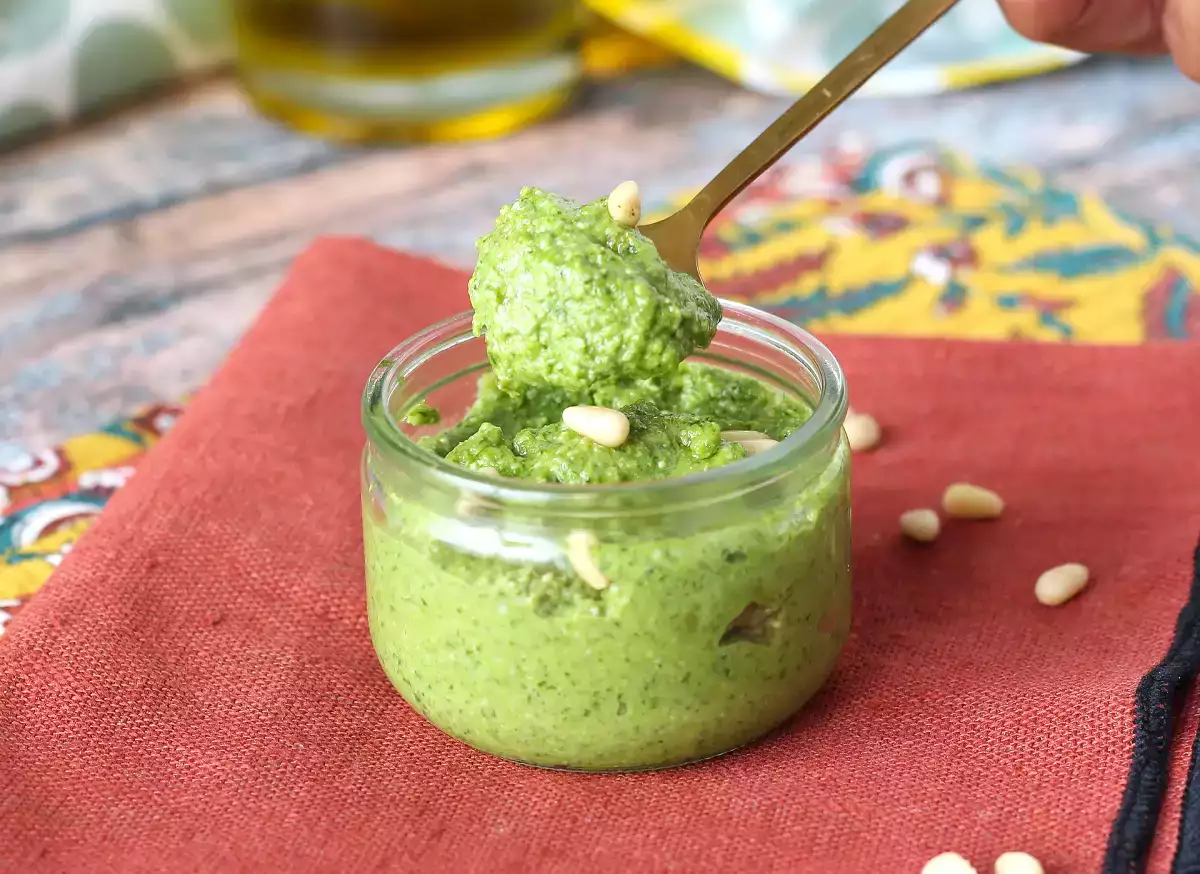 Hvorfor rucola kan detronisere basilikum i denne pesto (og redde dit budget!)