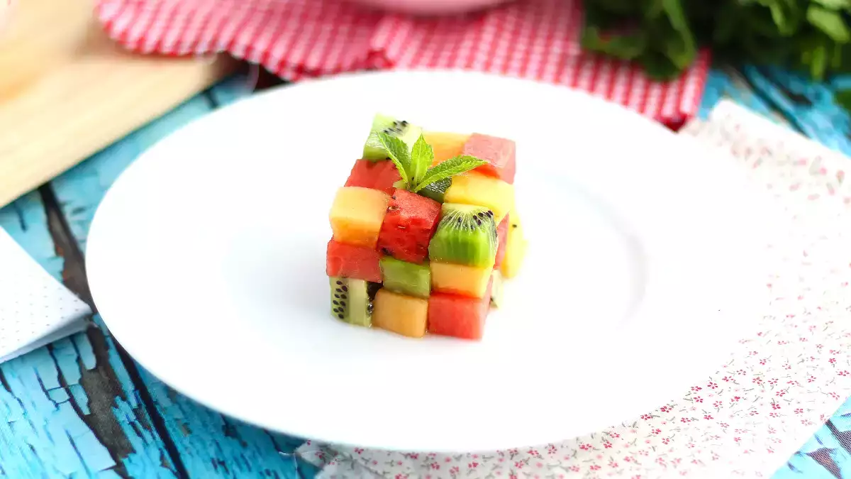 Den kreative frugtsalat, der vil få dine gæster til at elske sommeren!