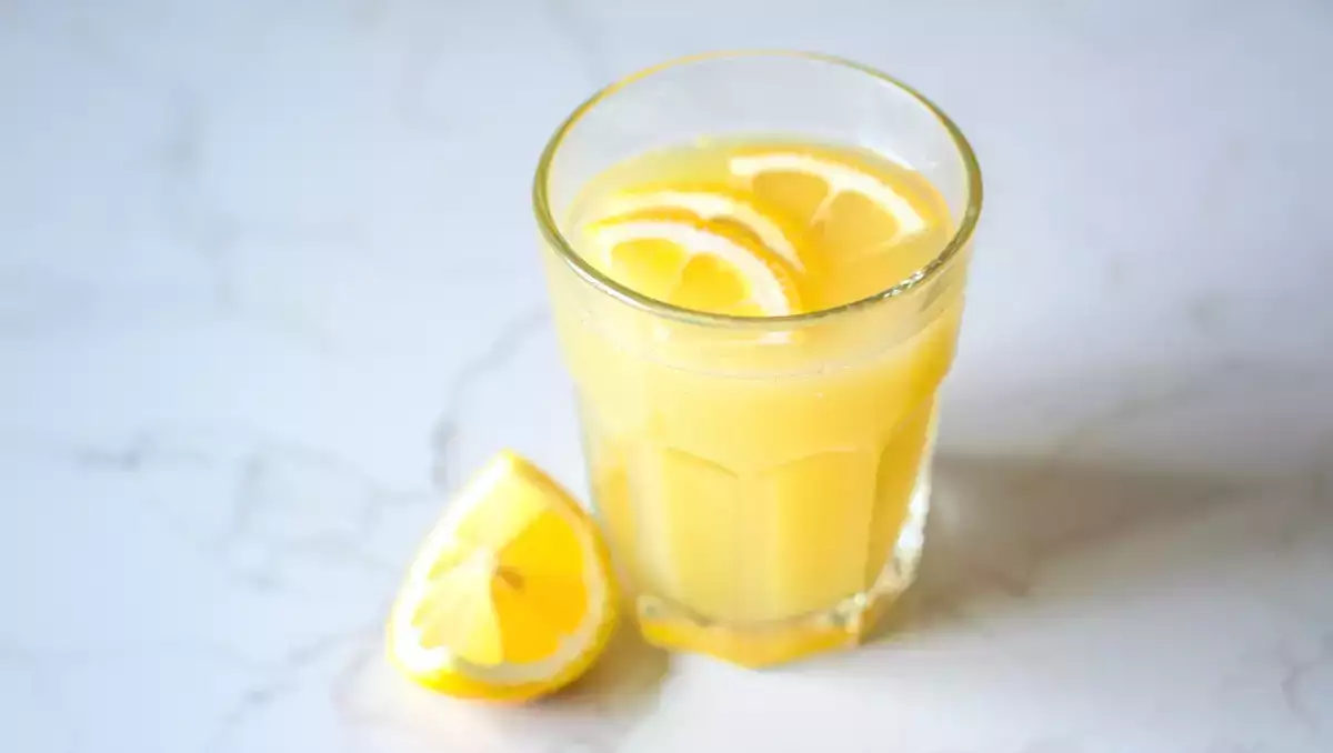Bliver man virkelig slank af at drikke citronsaft på tom mave? Myte eller virkelighed?