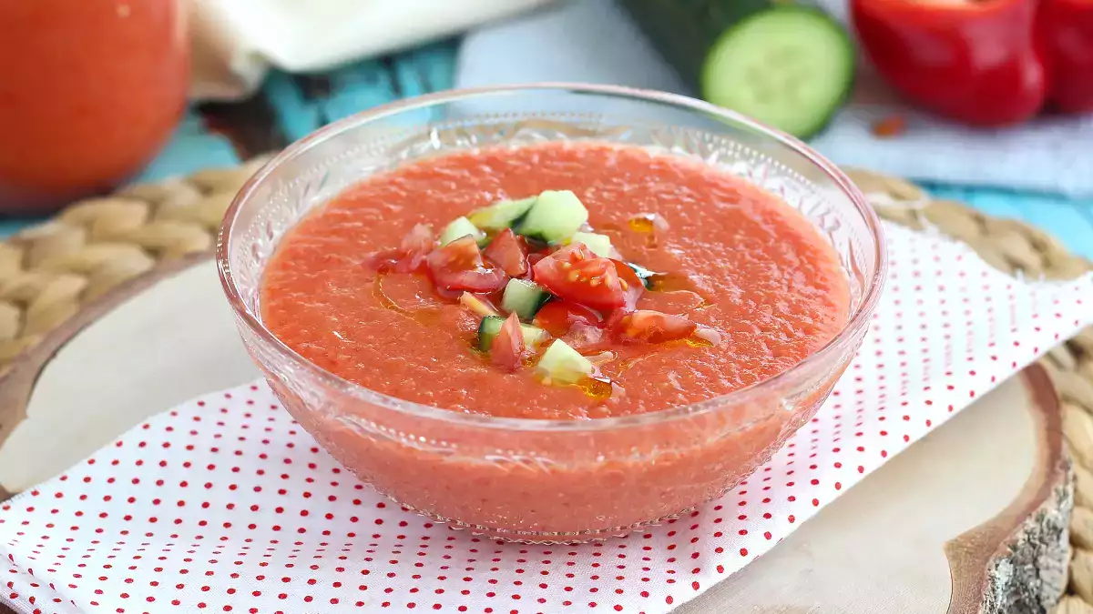 Hvis du har været i Spanien, har du helt sikkert smagt det: Her kan du se, hvordan du laver ægte gazpacho derhjemme på 10 minutter!