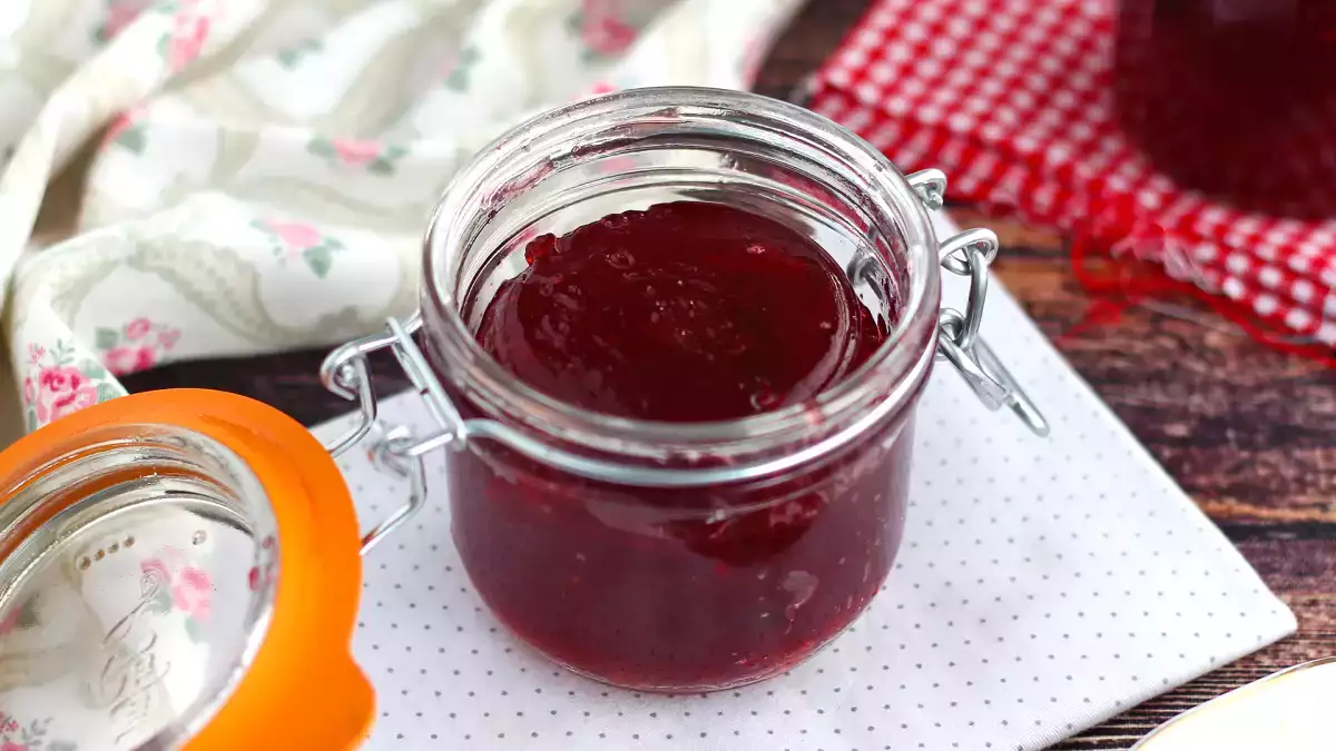 Hjemmelavet blommemarmelade af kun tre ingredienser? Ja, det er muligt, og det er absolut lækkert!