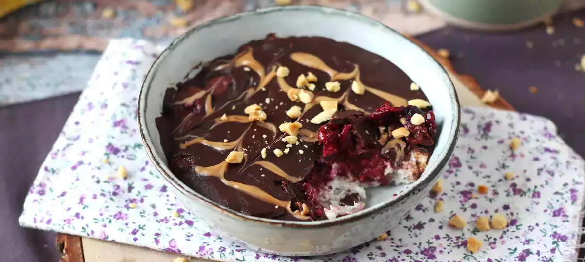 Overnight oats med rød frugt og chokolade: den sunde morgenmad, du har brug for som det første om morgenen