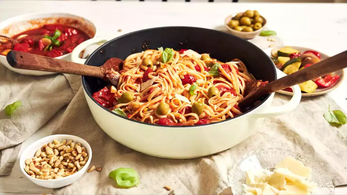 Hvad der sker, når du koger pasta direkte i saucen, vil overraske dig