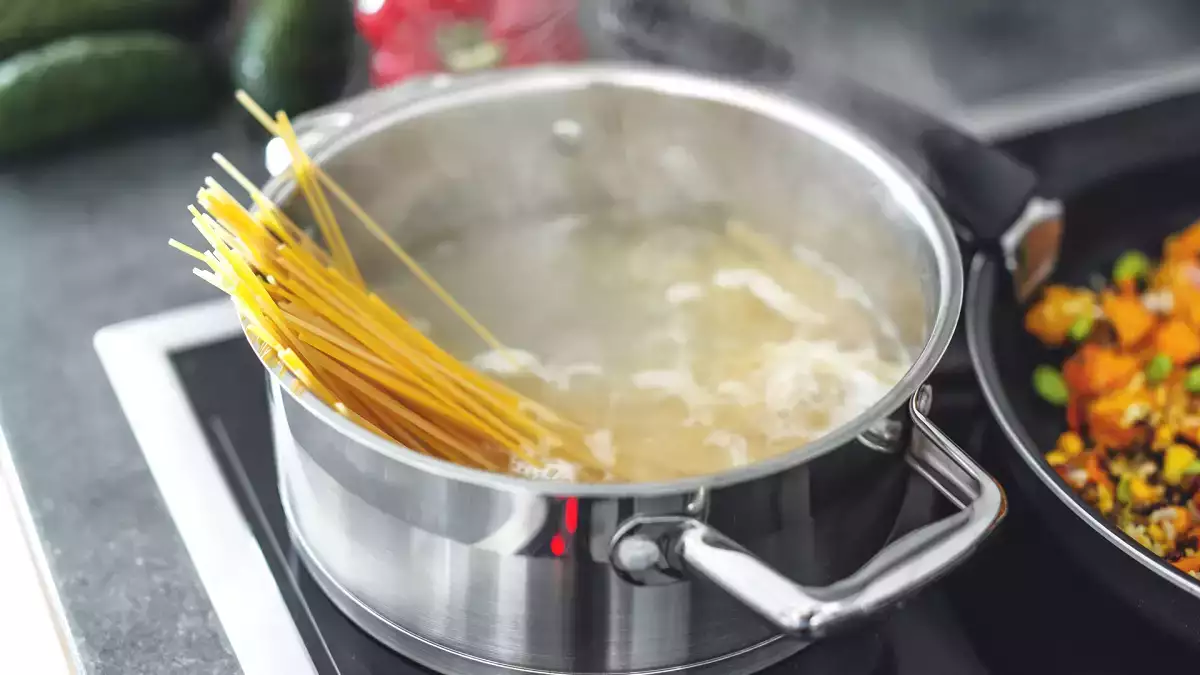 Hvorfor taler alle om vand til pastakogning? Her er, hvad det egentlig er til