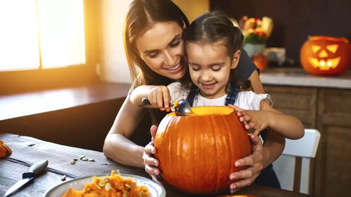 Sådan skærer du et græskar derhjemme og nyder halloween-ritualet uden at skære dig eller blive skræmt.