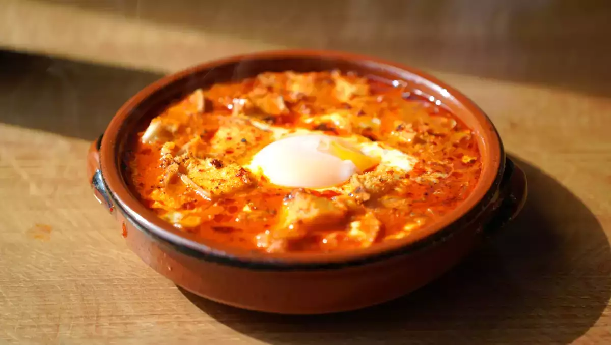 Hvidløgssuppe, den ydmyge ret, der blev et symbol på det traditionelle spanske køkken.