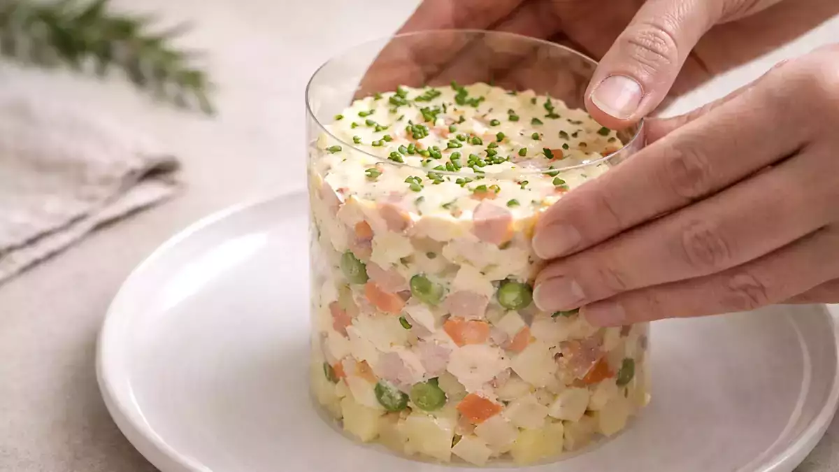 Uden tallerkenring og med gæster: Tricket, der redder præsentationen af dine retter (med noget, du allerede har derhjemme).