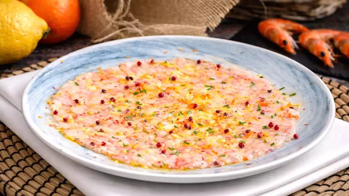 Rejecarpaccio med citrus og pink peber: en ideel forret til at give traditionelle fisk og skaldyr et nyt twist.