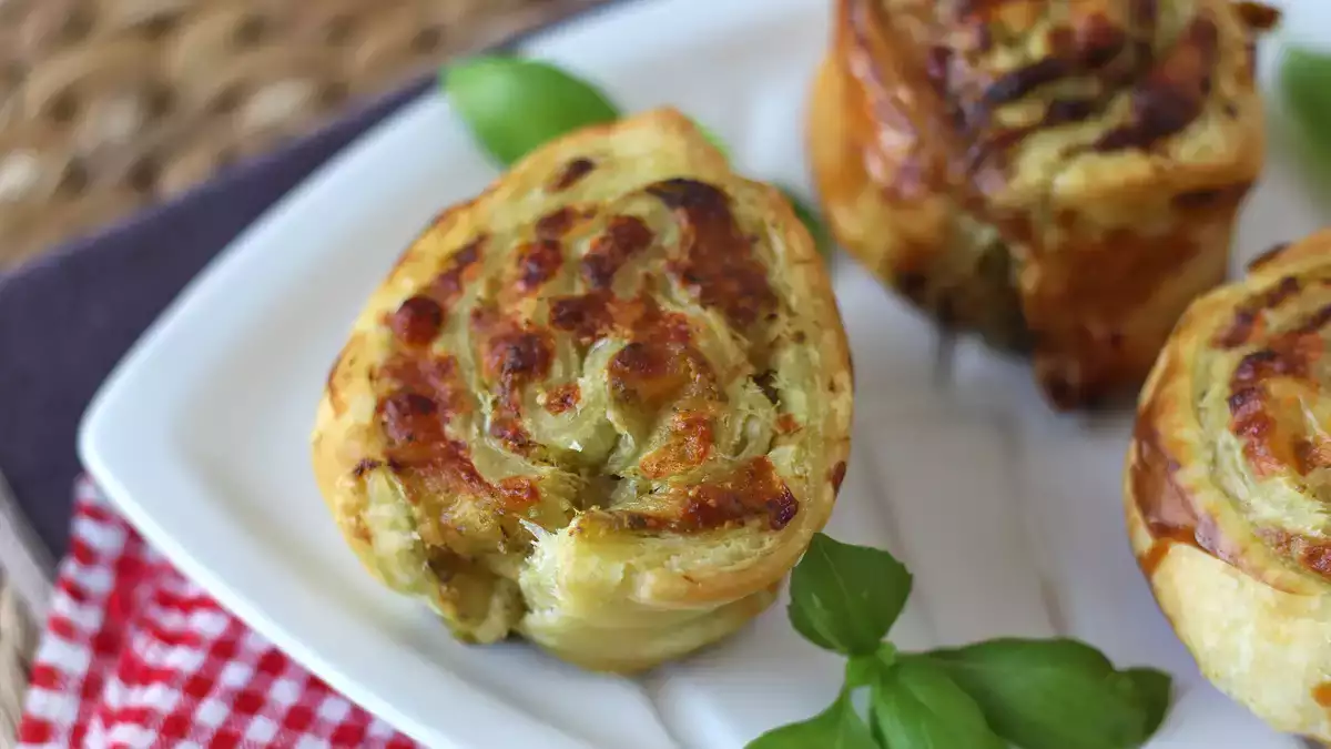 Disse butterdejsboller med pesto tager kun 15 minutter at tilberede ... og forsvinder endnu hurtigere.