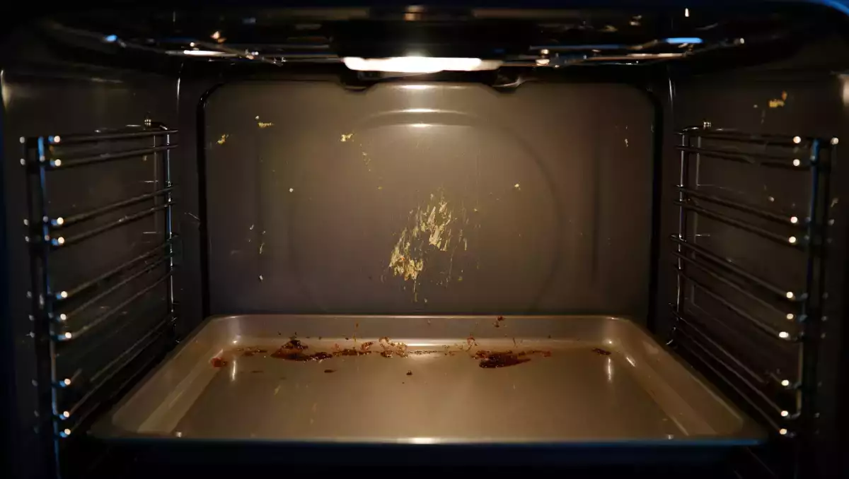 Er din ovn fuld af indkapslet fedt? Her er et enkelt tip til at rengøre den uden kemikalier