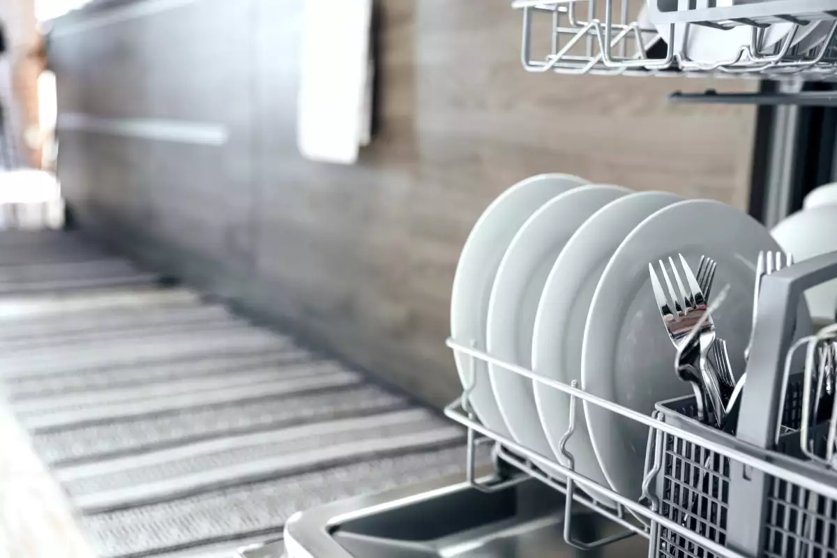 Skal du skylle din opvask, før du sætter den i opvaskemaskinen - det siger eksperterne