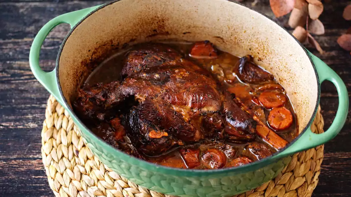 Sådan laver du langtidsstegt lammekølle: den nemme metode til mørt, smagfuldt kød