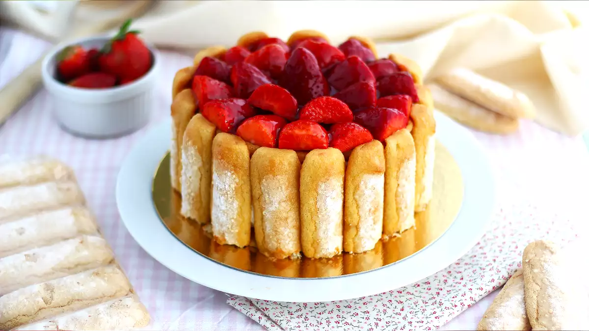 Denne enkle jordbærcharlotte er helt klart vores yndlingsforårsdessert!