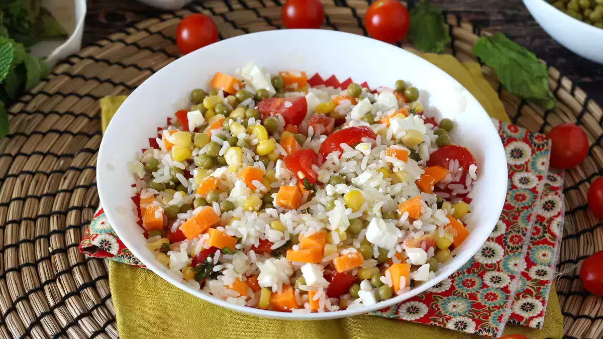 Lav salater med rester: 17 opskrifter, der forvandler resterne i køleskabet til fantastiske retter