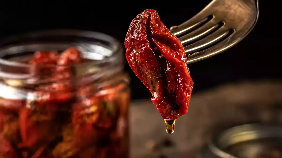Soltørrede tomater i olie: et smagskoncentrat i spisekammeret og 10 opskrifter, der får det bedste ud af det.