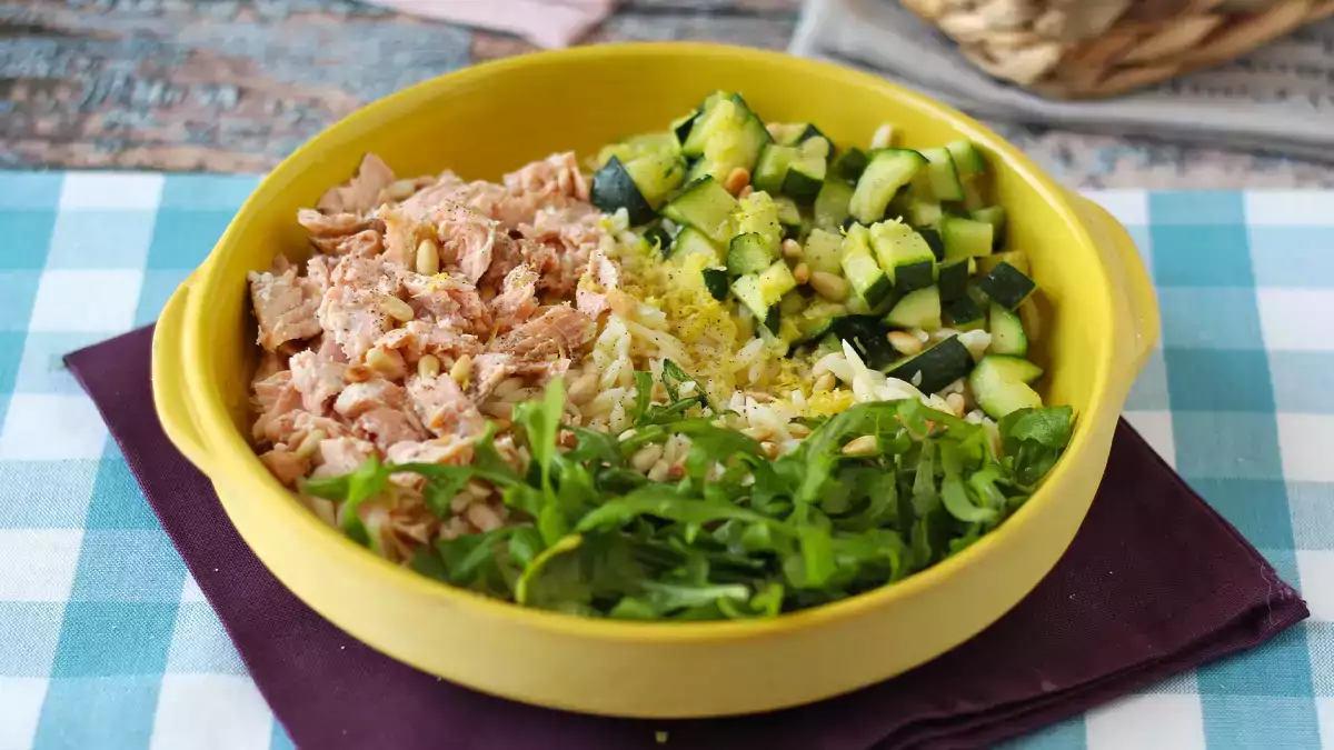 Orzo: hvad det er, hvordan man tilbereder det, og hvorfor denne lille pasta fungerer så godt i supper, salater og cremede retter.