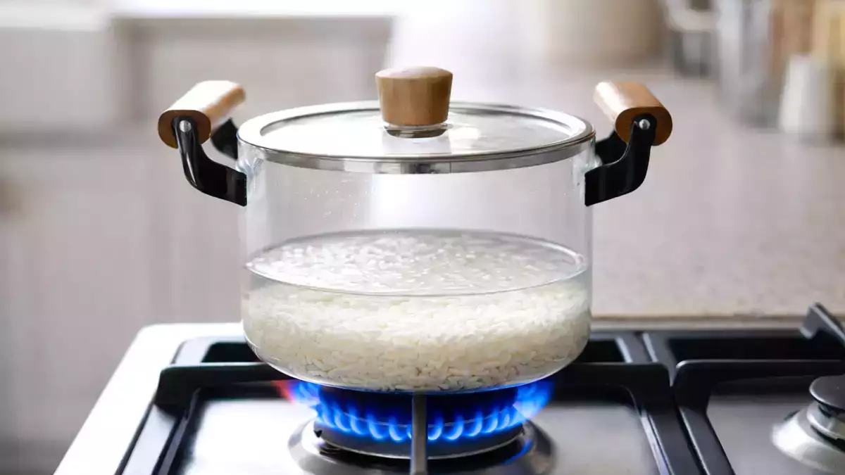 Du behøver ikke at måle vand: Det enkle trick til løse ris, som næsten ingen bruger
