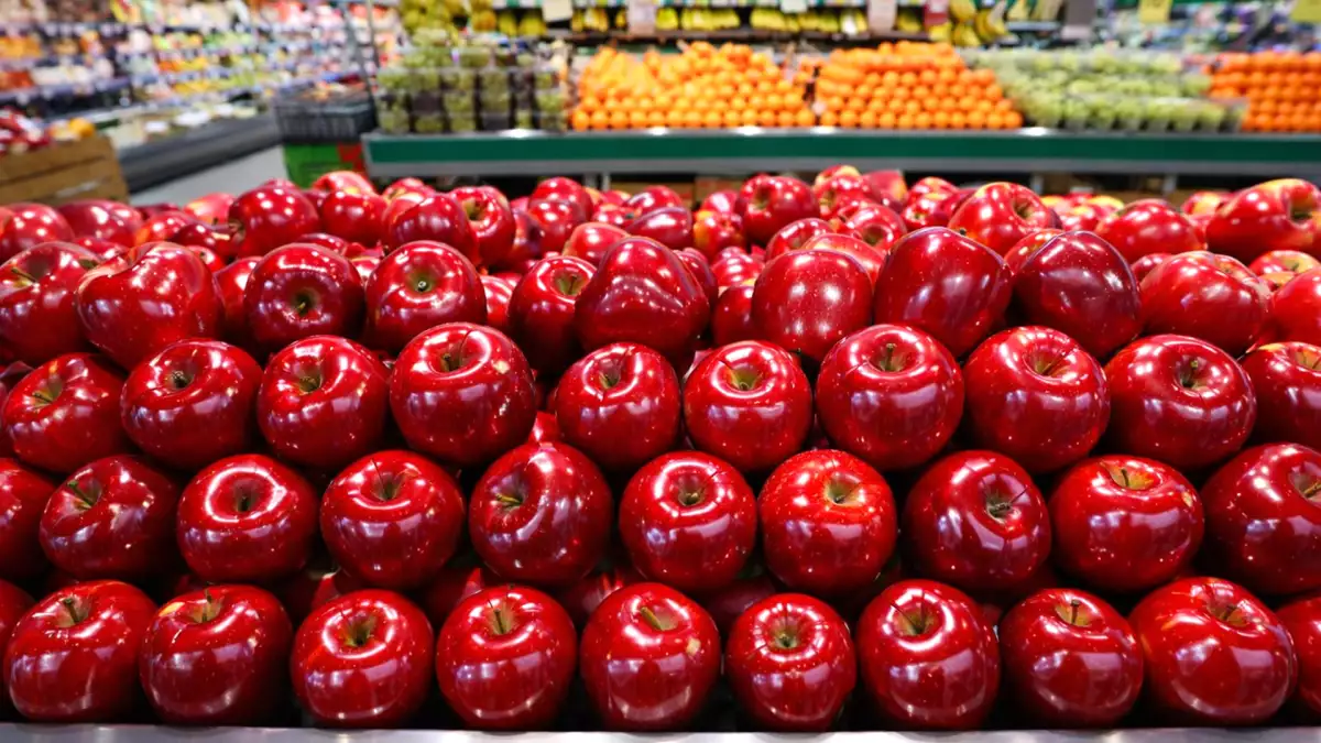 Stoler du på de skinnende æbler fra supermarkedet? Der ligger noget bag, som kun få kender til