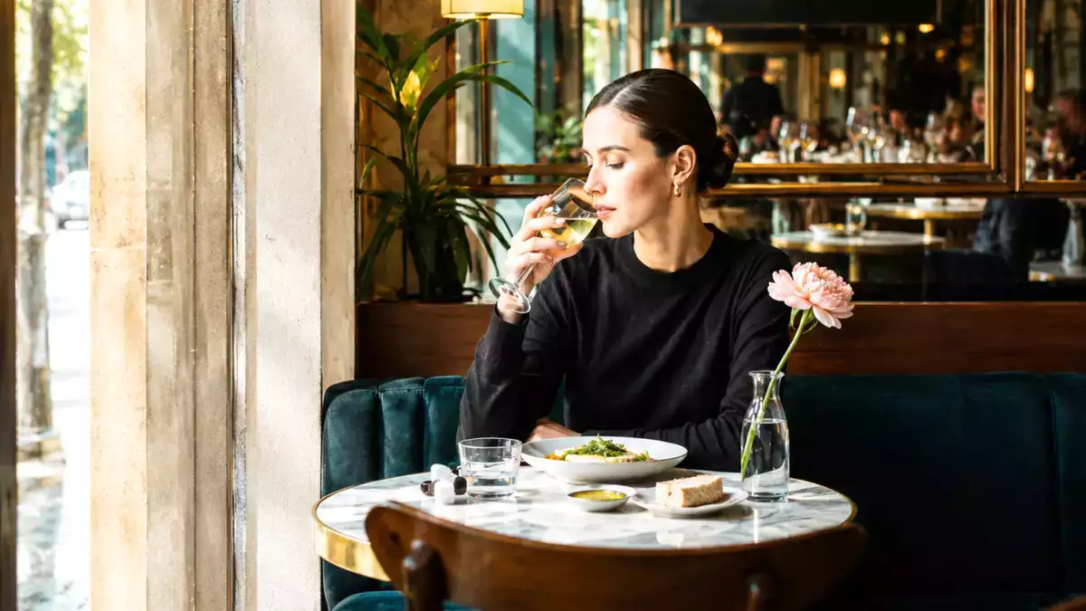 The table for one theory: hvorfor det at spise alene ikke længere føles som et nederlag, men som en lille luksus