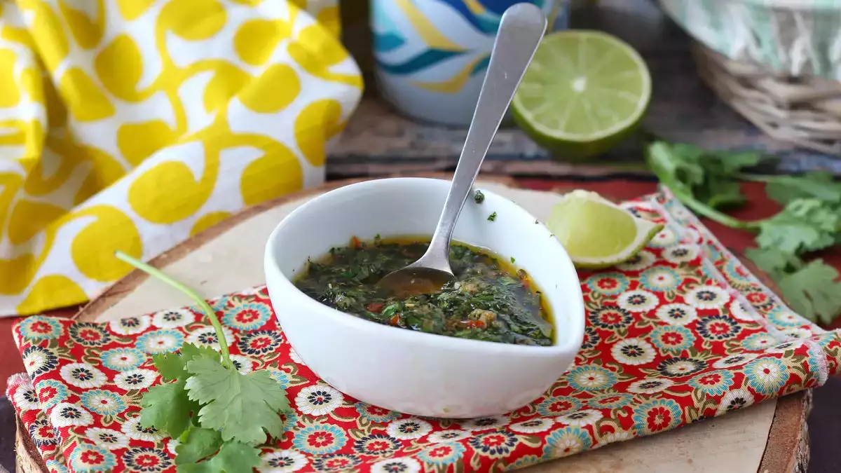 Chimichurri, den argentinske sauce, der bør være en fast del af dine grillaftener: hvad den indeholder, og tre tips til, at den bliver perfekt