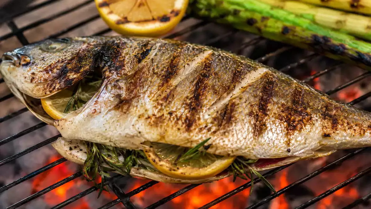 Grillet fisk: teknikker, der sikrer, at fisken ikke klæber fast, ikke går i stykker og bliver saftig og perfekt tilberedt