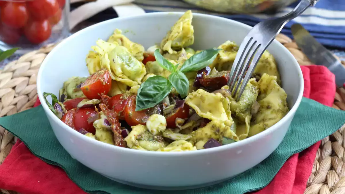 Kold tortellini-salat: Puristerne vil nok rynke på næsen, men den bliver spist op før rissalaten