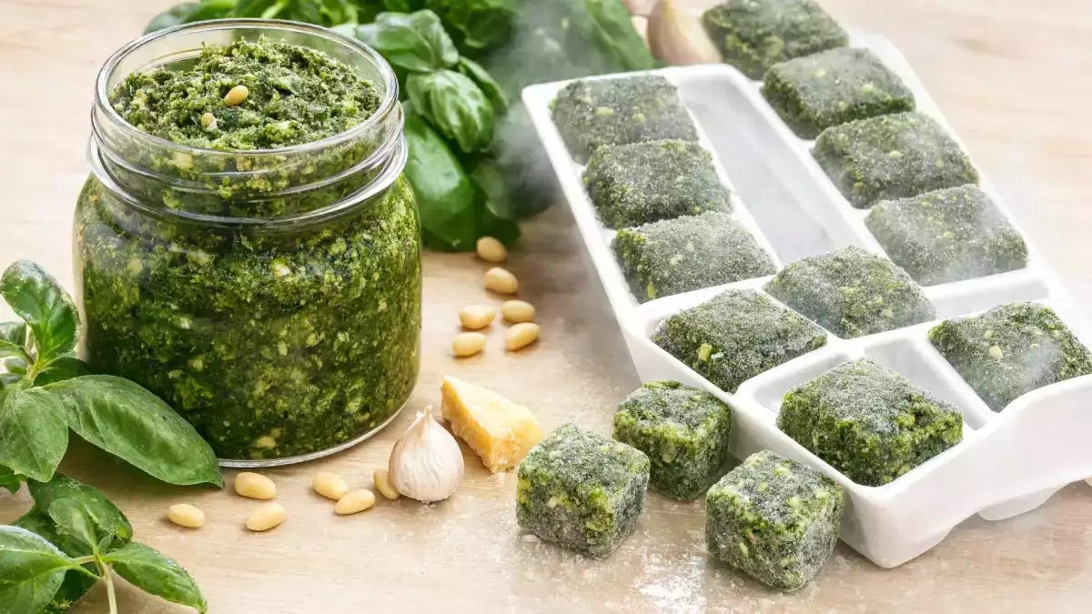 Pesto lavet om sommeren og frosset ned til vinteren: hvor længe holder det egentlig, og hvordan undgår man at ødelægge det?