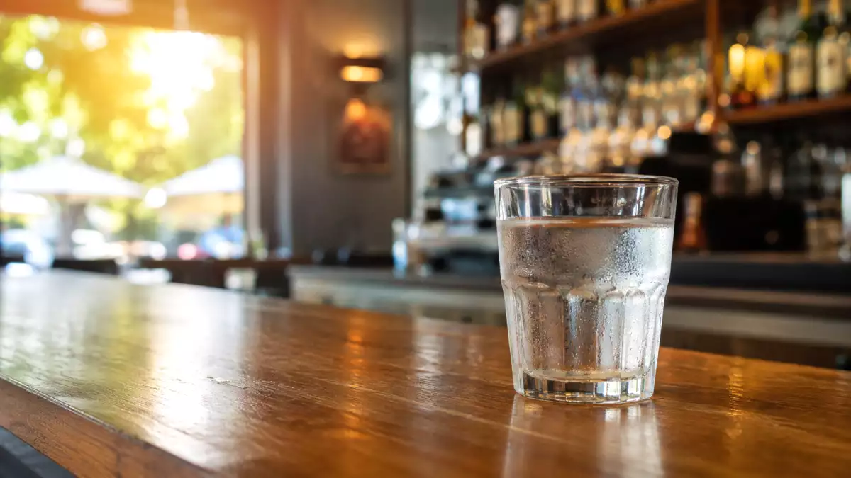 Hedebølge: Er en bar forpligtet til at tilbyde dig et glas vand, selvom du ikke bestiller noget?