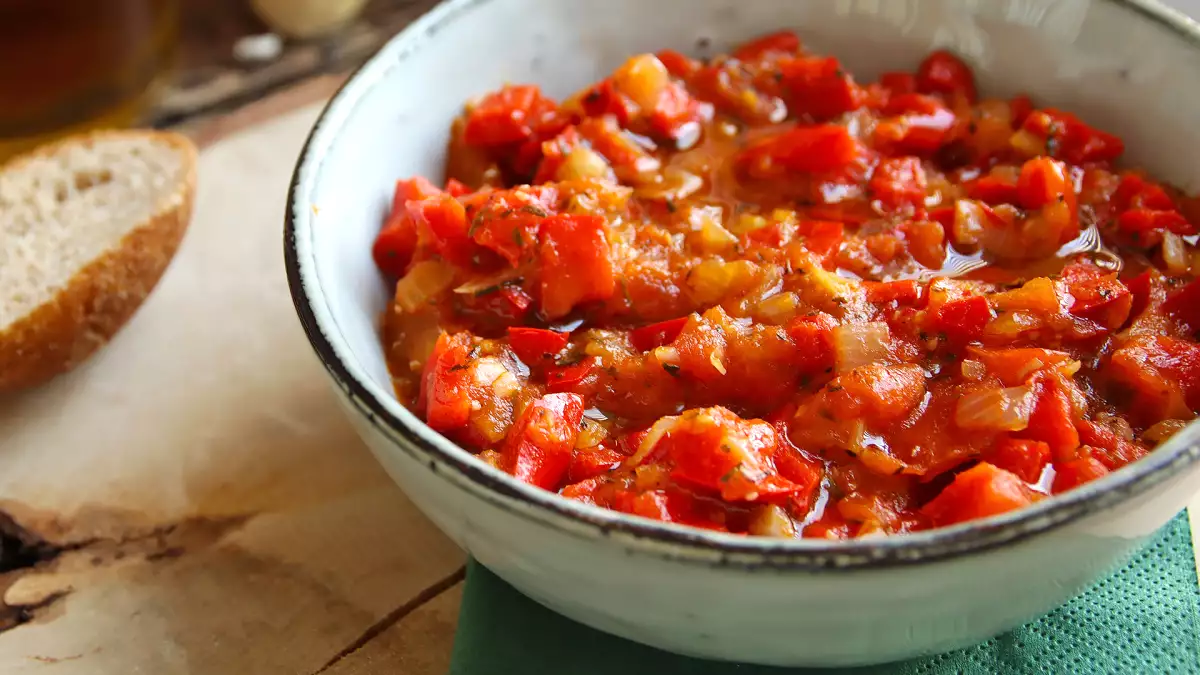 Lav tomat- og peberfrugtsauce om sommeren, og frys den ned: om vinteren vil den redde pastaretten – og meget mere