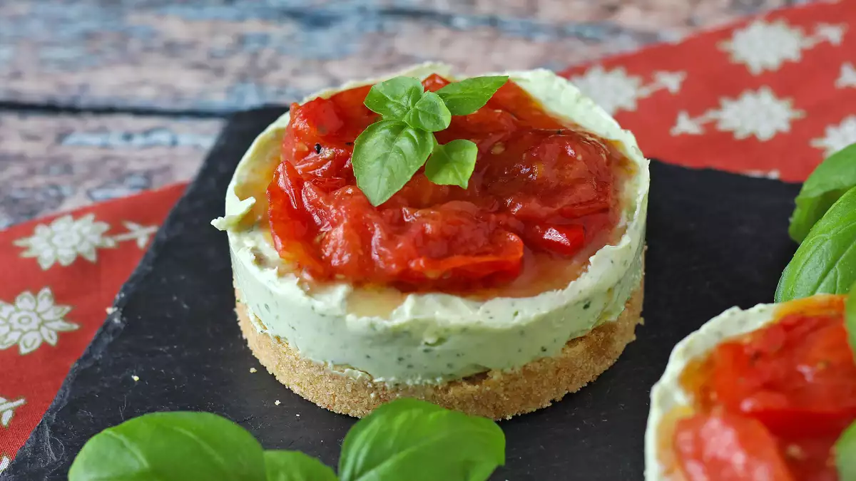 Små salte cheesecakes i enkeltportioner: friske, cremede og nemme at servere til enhver lejlighed