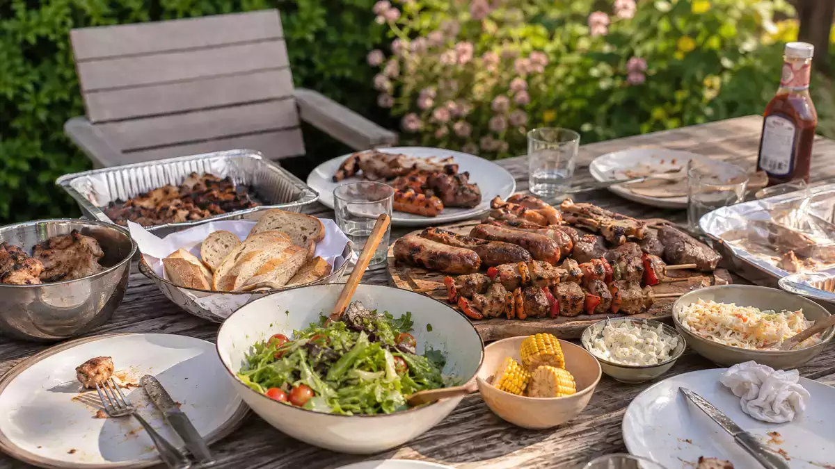 Efter en grillfest må du aldrig lade resterne stå på bordet længere end denne tid...
