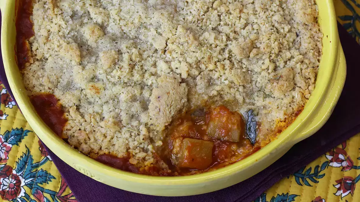 Denne ratatouille-crumble kan tilberedes på forhånd og smager lige så godt varm som kold!