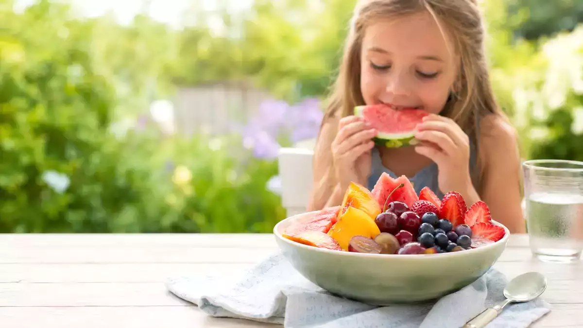 Sommerfrugter, der beroliger børnene: lette, søde og forfriskende valgmuligheder