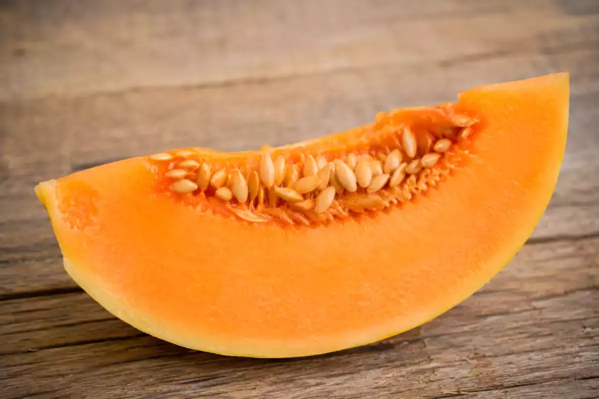 Skal man lade kernerne sidde i, når man opbevarer en allerede skåret melon?