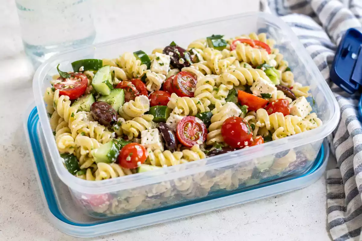 Kold pasta i madkassen: Sådan undgår du, at den klumper sammen