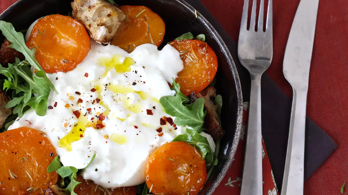 10 sommersalater med ost: friske opskrifter med feta, burrata, mozzarella og gedeost